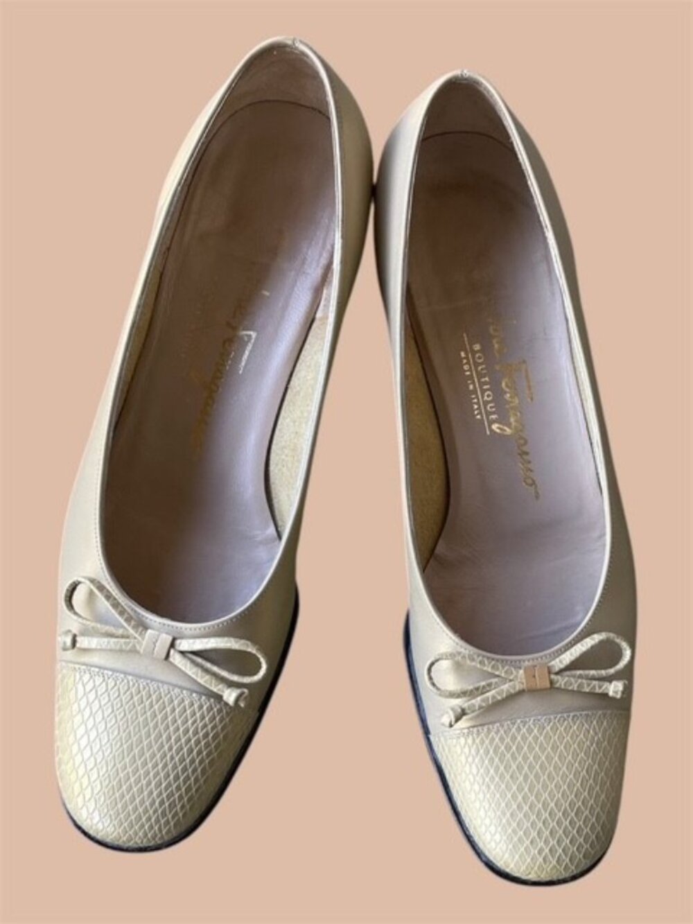 SALVATORE FERRAGAMO BOUTIQUE Ivory Gold Leather Textured Shoes Bow Size 6 Made